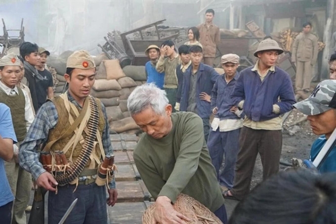 Đạo diễn Phi Tiến Sơn chỉ đạo trực tiếp trên phim trường