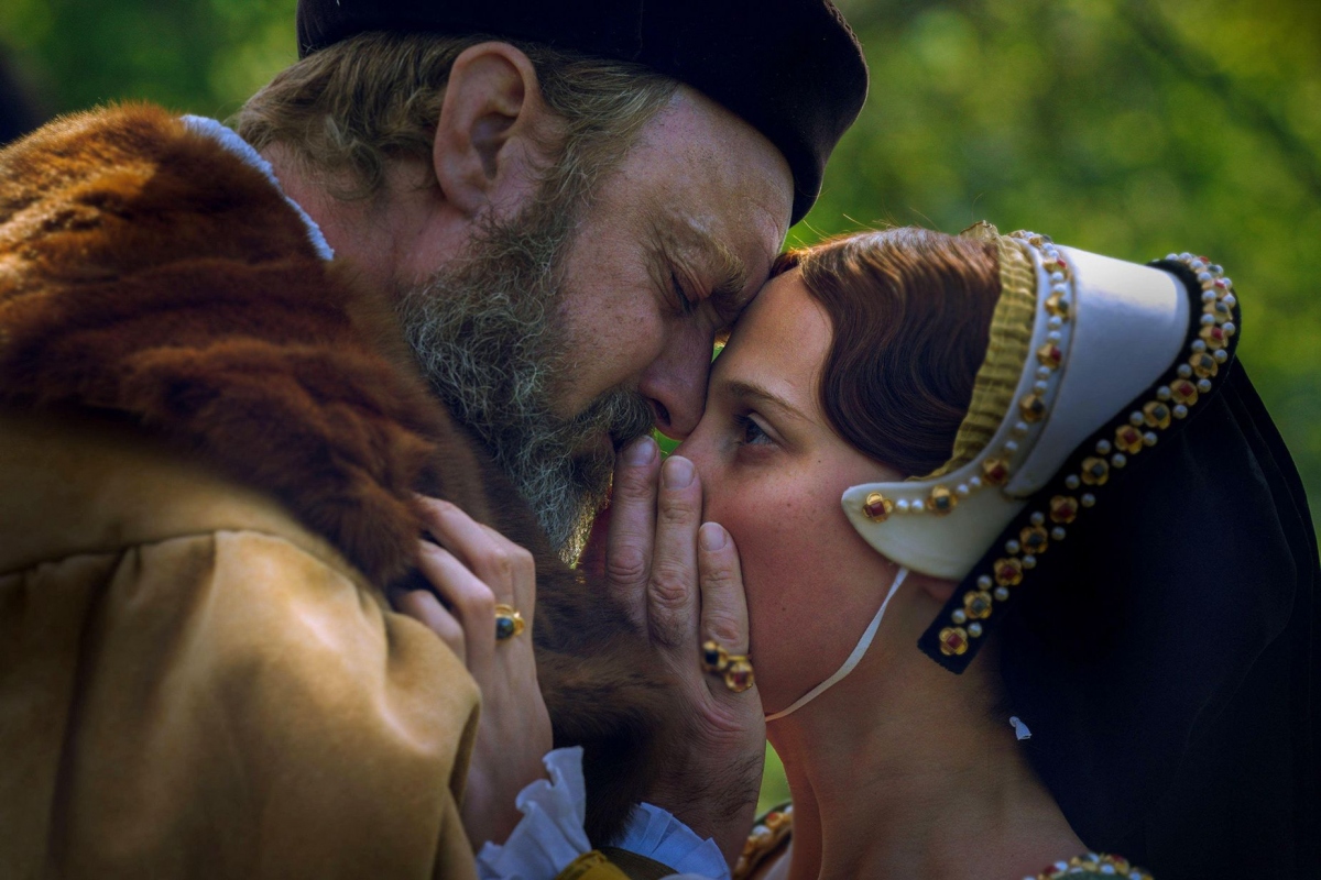 Để đóng vai Vua Henry VIII trong bộ phim "Firebrand", nam diễn viên Jude Law nói với Azzi Glasser rằng anh muốn có mùi giống hệt như mùi của nhà vua, mặc dù biết rằng nó sẽ rất kinh tởm