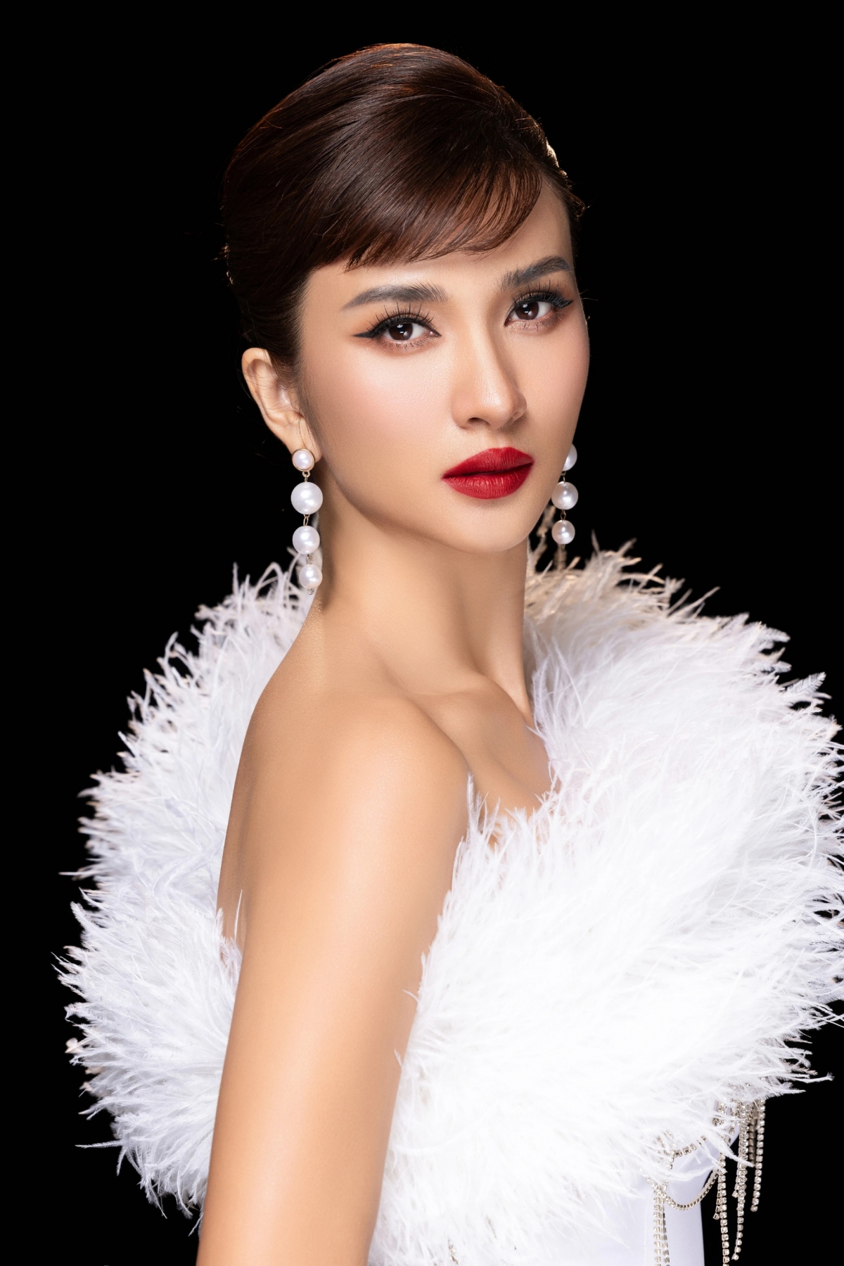 Kỷ niệm 18 năm làm nghề và cũng nhân dịp ngày Quốc tế phụ nữ 8/3, NSƯT Kim Tuyến thực hiện bộ ảnh mới 'khoe' nhan sắc mặn mà. Ngoài áo dài truyền thống, Kim Tuyến còn diện một số thiết kế cách điệu ở cổ, tay… tạo sự trẻ trung, mới mẻ. Ở tuổi 37, diễn viên Chuyện tình đảo ngọc được khen ngợi bởi vẻ đẹp sắc sảo cùng vóc dáng thanh mảnh. Năm 2023 là cột mốc khó quên đối với Kim Tuyến khi cô được phong tặng danh hiệu nghệ sĩ ưu tú. Đối với nữ diễn viên, đó là một điểm sáng trong sự nghiệp 17 năm làm nghệ thuật. “Danh hiệu không chỉ là một phần thưởng cá nhân mà còn là trách nhiệm lớn, một cam kết với nghệ thuật và với khán giả”, người đẹp 8X bộc bạch. (Nguồn: Thanh Niên)