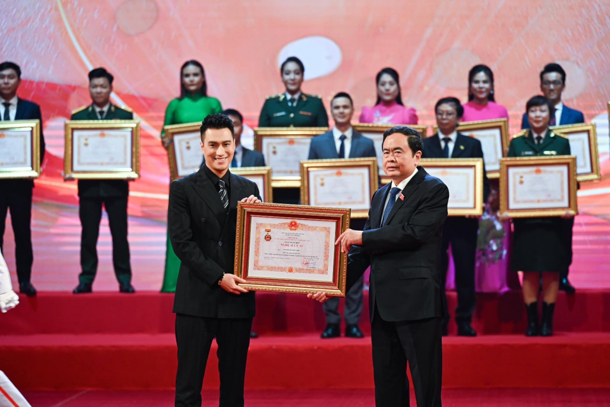 "Việt Anh là nghệ sĩ tự do, không thuộc cơ quan đoàn thể nào nên con đường để có được danh hiệu Nghệ sĩ Ưu tú cũng khó khăn và vất vả hơn rất nhiều so với anh chị em nghệ sĩ thuộc các nhà hát hoặc các cơ quan, đoàn thể văn hoá Nhà nước.
Tất nhiên khi nhận được danh hiệu Nghệ sĩ Ưu tú với Việt Anh, đó cũng là một áp lực rất lớn. Điều đó khiến cho Việt Anh phải ý thức hơn, trách nhiệm hơn để xứng đáng với danh hiệu này. Đặc biệt, điều đó cũng thôi thúc Việt Anh phải duy trì được phong độ, ít nhất là bằng hoặc phát huy năng lực xuất sắc hơn khả năng diễn xuất trong các vai diễn sắp tới của mình", Việt Anh chia sẻ. (Nguồn: Dân Việt)