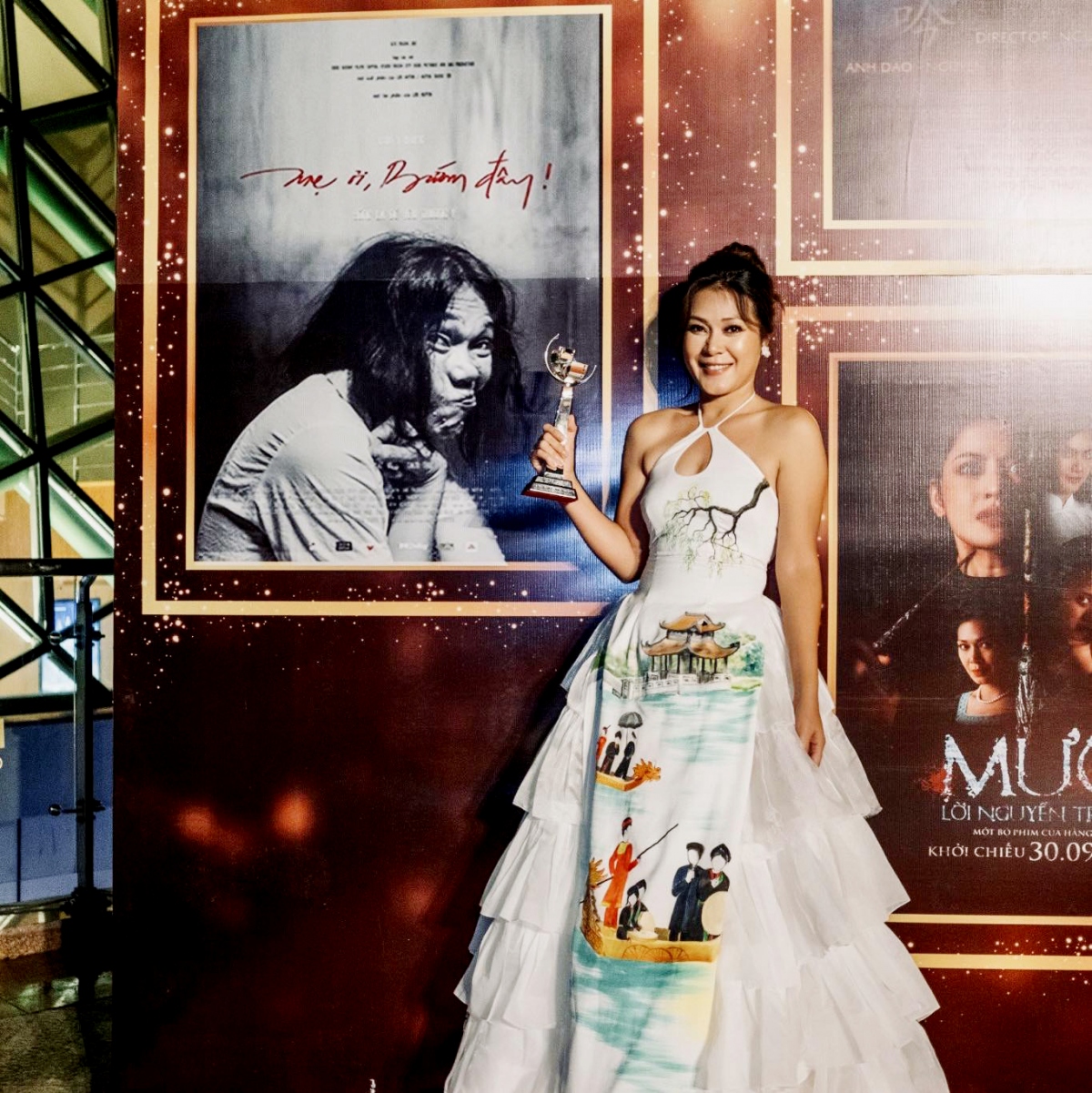 Tham gia phần 7 của series "Lật mặt", Đinh Y Nhung thủ vai Ba Lành - người con gái lớn của bà Hai và cũng là đứa con thân cận, bên cạnh bà nhiều nhất. Khi bà Hai gặp tai nạn, Ba Lành lại lâm vào hoàn cảnh khốn cùng: chồng bỏ, con lại nằm viện. Sự giằng xé giữa một bên là mẹ, một bên là con khiến Ba Lành không khỏi cắn rứt. Hiện tại, khán giả vô cùng mong chờ sự bùng nổ diễn xuất, lấy nước mắt của Đinh Y Nhung trong thước phim lần này.
