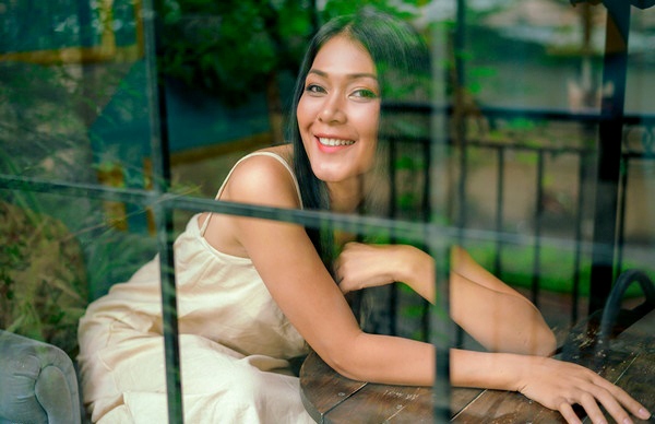 Sự góp mặt của Đinh Y Nhung - một trong những mỹ nhân gợi cảm của màn ảnh Việt trong "Lật mặt 7" khiến khán giả không khỏi phấn khích. Có gần 25 năm hoạt động nghệ thuật, Đinh Y Nhung đã gặt hái được nhiều thành tựu ở đa mảng, như giải Nữ chính xuất sắc tại các kỳ lễ trao giải lớn gồm Cánh diều, Ngôi sao xanh, LHP Việt Nam… Ngoài ra, cô còn từng lọt top 10 Hoa hậu Việt Nam năm 2000. Với bề dày kinh nghiệm diễn xuất, không có gì bất ngờ khi Lý Hải giao cho Đinh Y Nhung vai vô cùng quan trọng trong "Lật mặt 7".