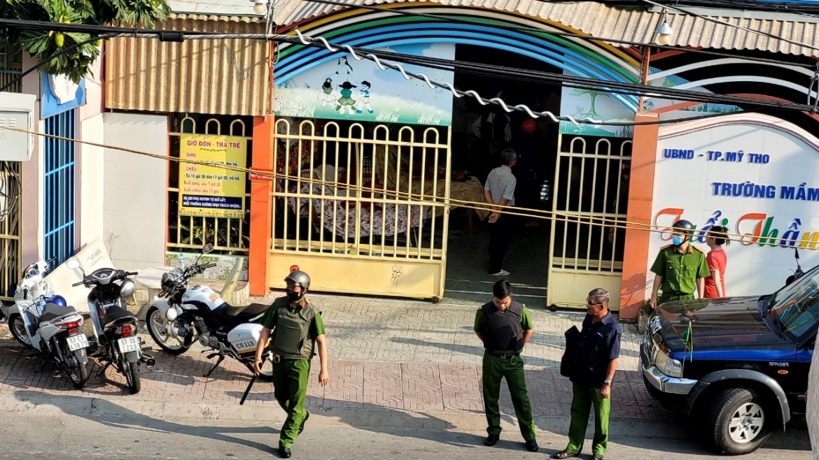 Lực lượng chức năng triển khai phương án vây bắt đối tượng đột nhập trường mầm non Tuổi Thần Tiên