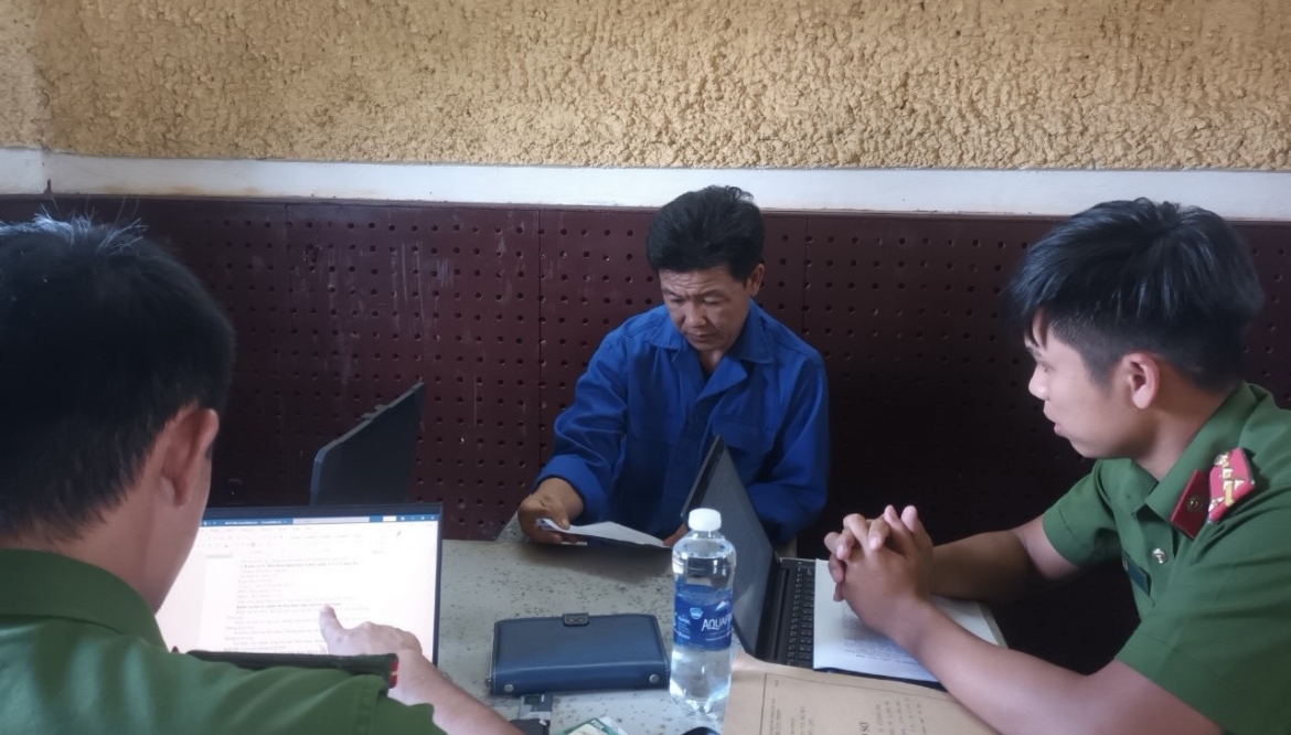 Đối tượng Trần Huy Hoàng tại cơ quan công an (Ảnh công an Đắk Nông cung cấp)
