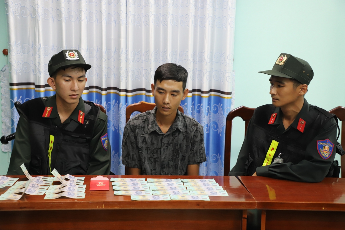 Đối tượng Trần Thẩm Lin cùng tang vật- Ảnh Thế Phong