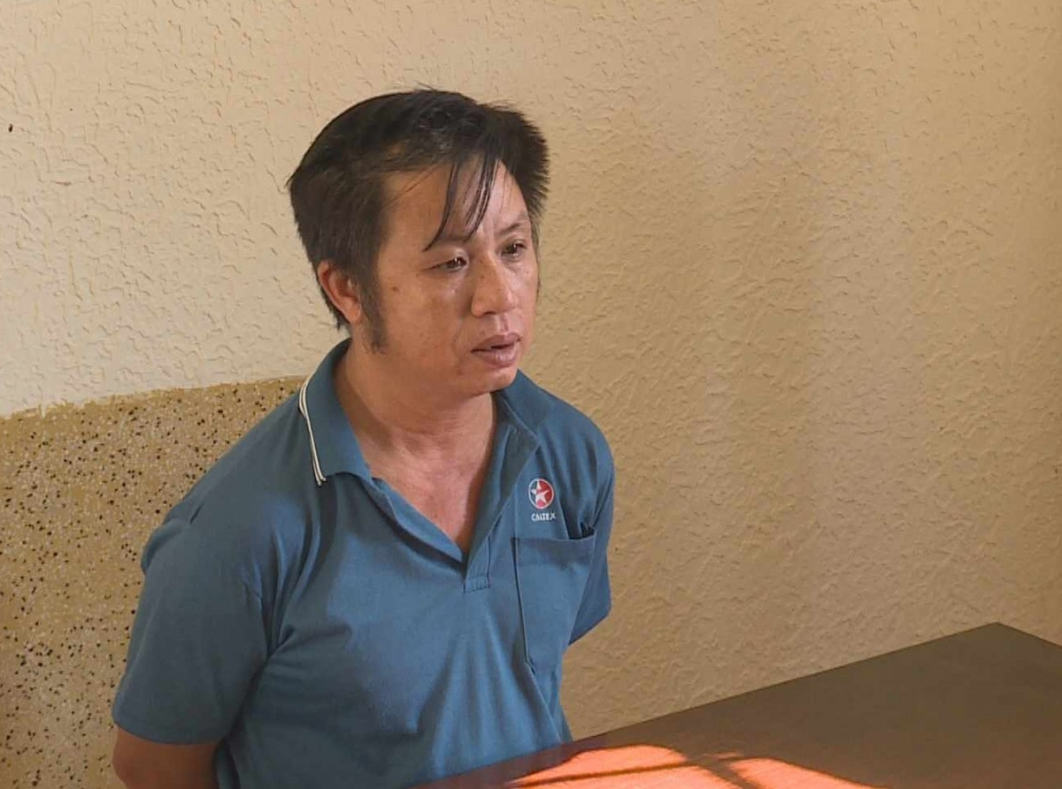 Đối tượng Tùng tại cơ quan công an. 