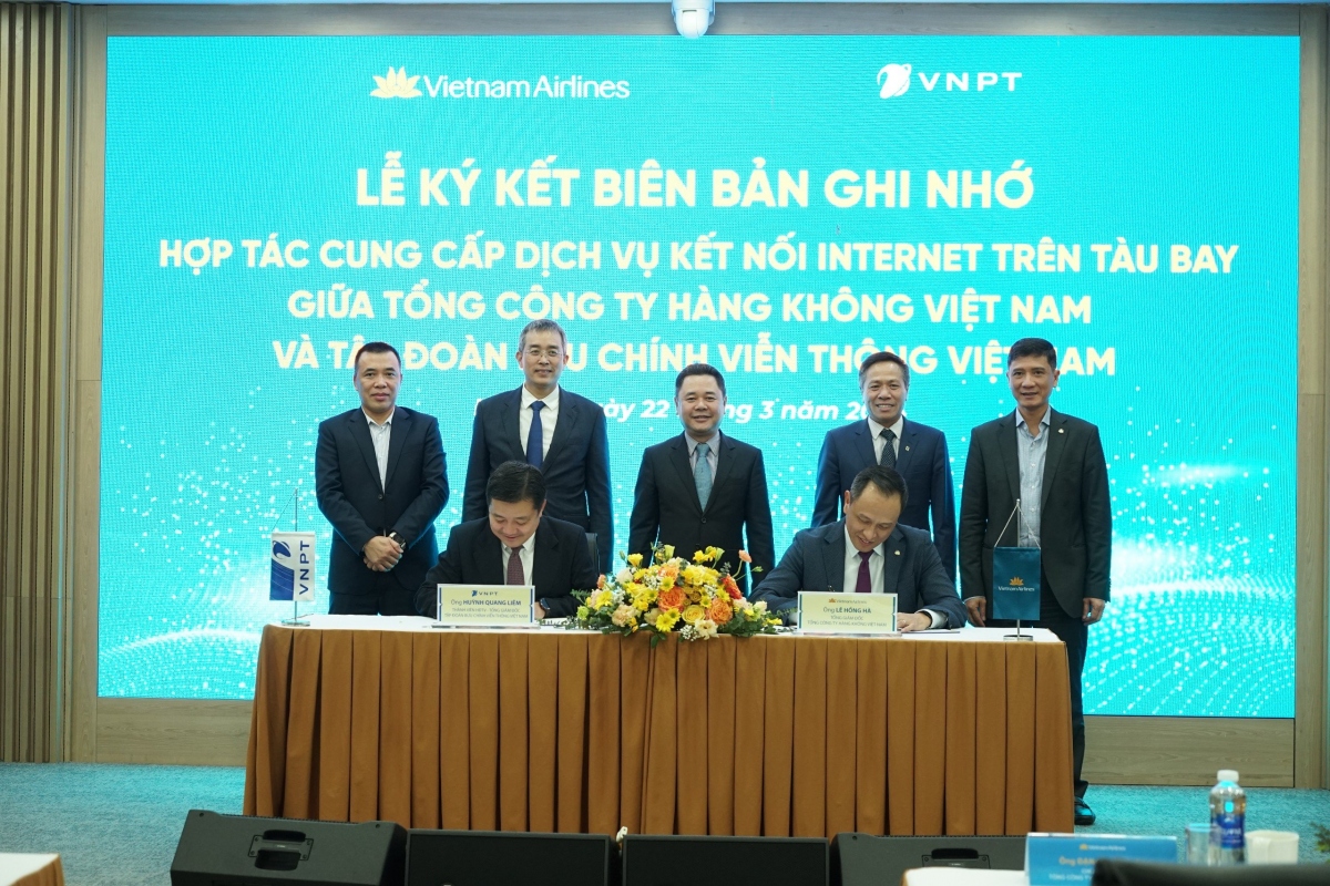Ông Lê Hồng Hà, Tổng giám đốc Vietnam Airlines và ông Huỳnh Quang Liêm, Tổng giám đốc VNPT ký kết Biên bản ghi nhớ hợp tác.