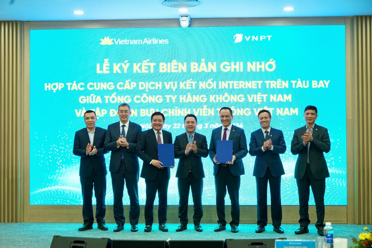 Trao Biên bản ghi nhớ hợp tác.