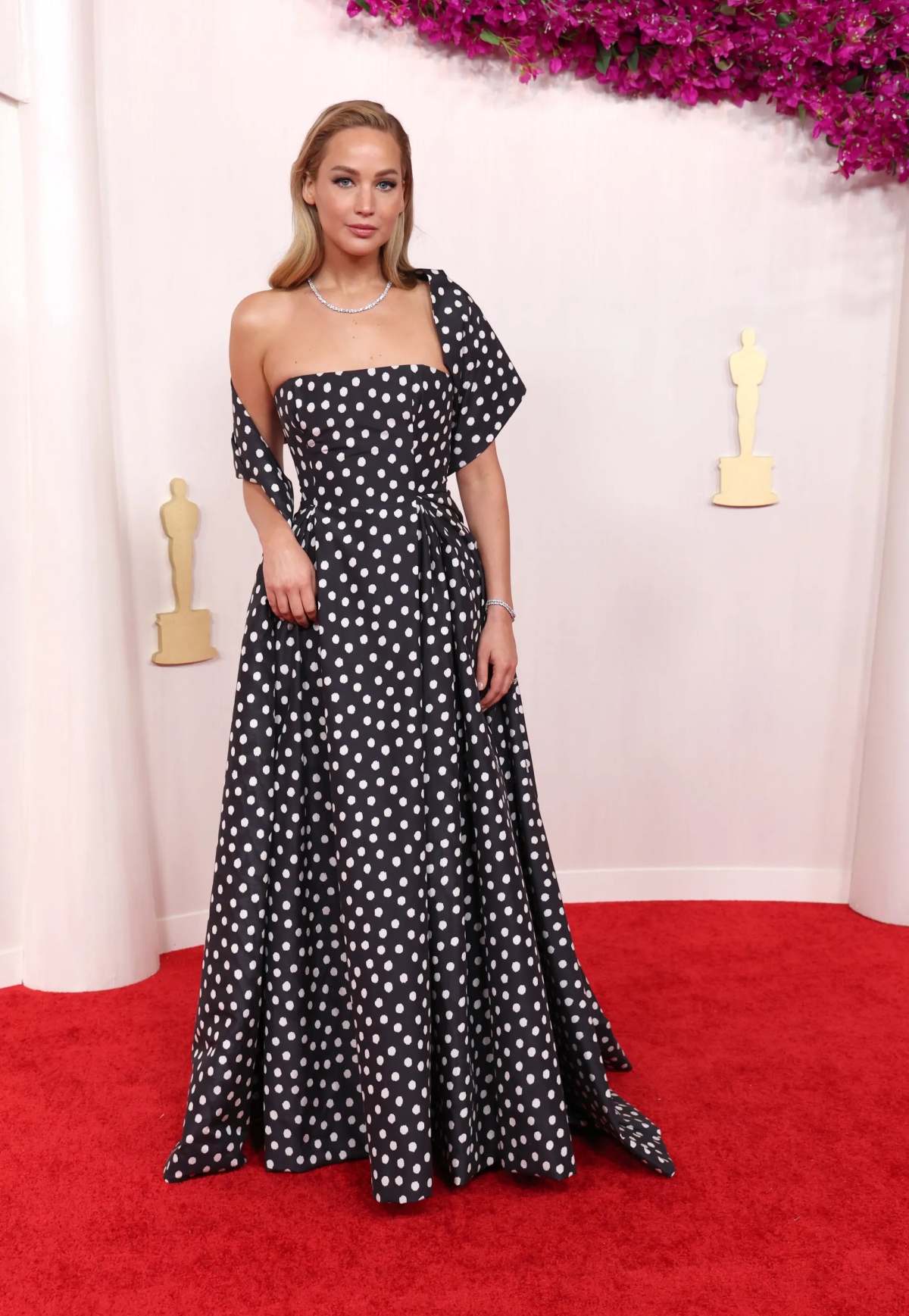 Jennifer Lawrence trong trang phục của thương hiệu yêu thích - Dior và trang sức của Swarovski