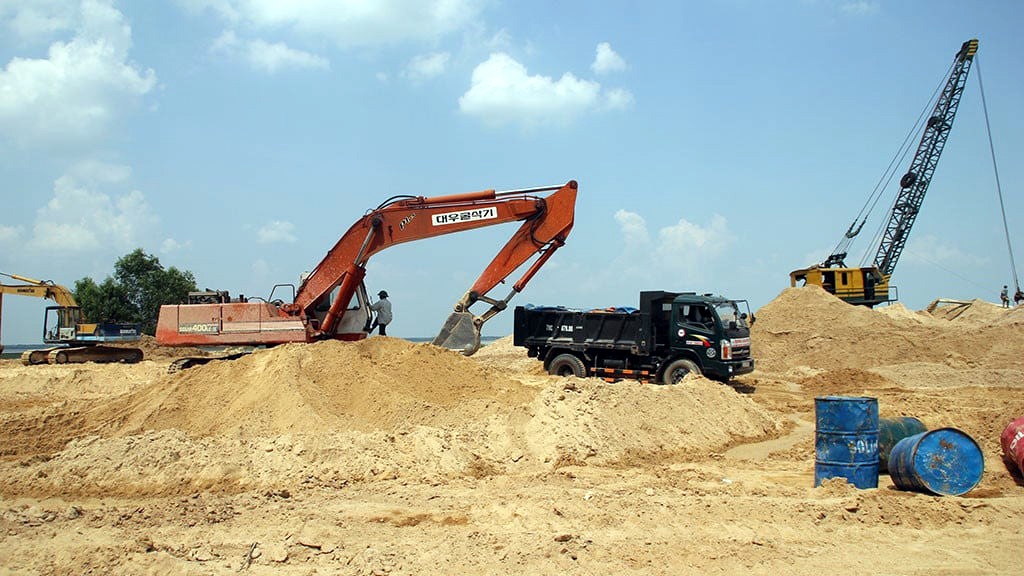 Cần có cơ chế giám sát chặt chẽ quá trình cấp phép, khai thác cát để hạn chế những tác động tiêu cực đến tự nhiên lẫn các nguy cơ sai phạm tiềm ẩn - Ảnh minh hoạ: NLĐ