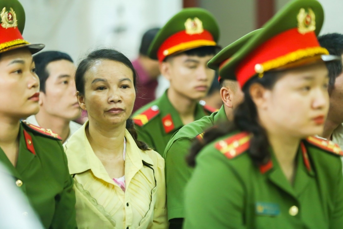 Bị cáo Trần Thị Hiền (áo vàng)