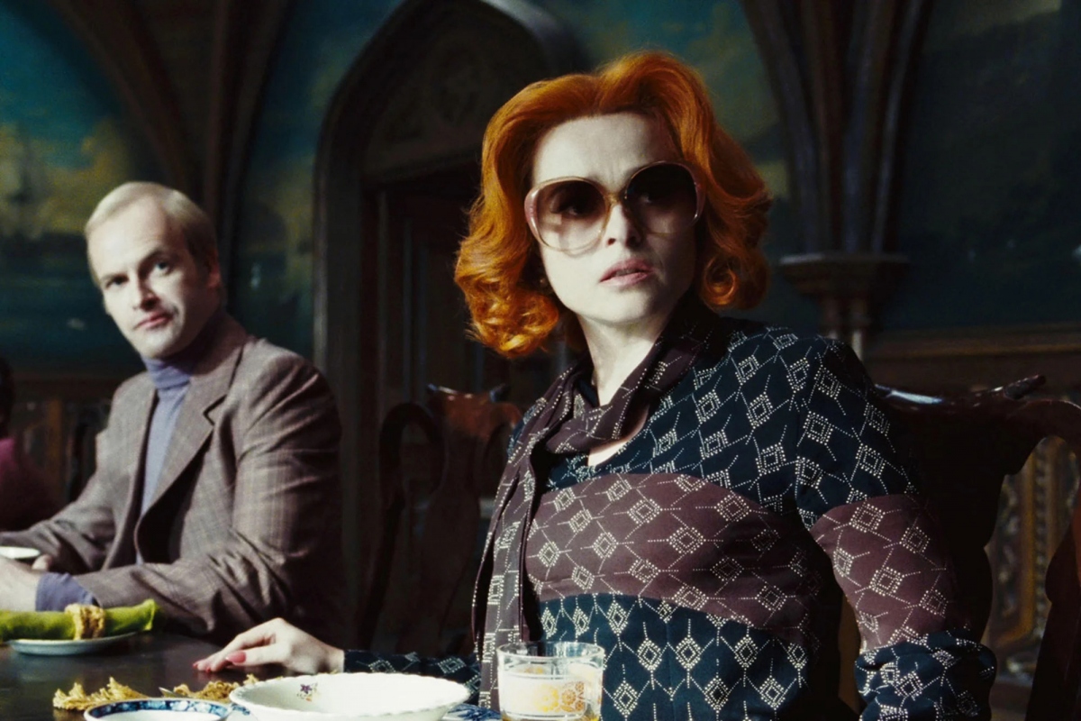 Helena Bonham Carter trong bộ phim "Dark Shadows" năm 2012. Nữ diễn viên đã ủy quyền cho Azzi Glasser tạo ra một loại nước hoa giống thuốc lá và rượu whisky để giúp cô hóa thân vào nhân vật