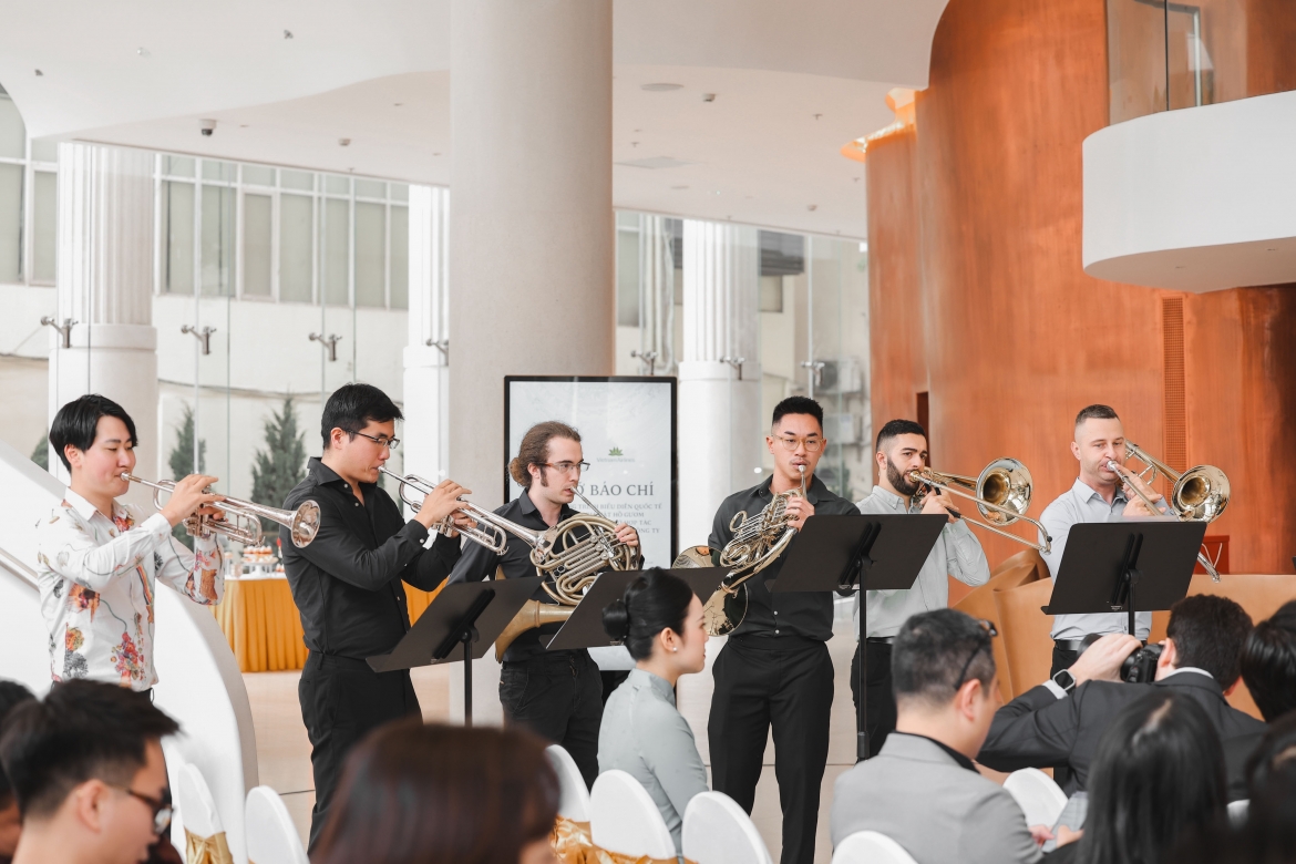 Các nghệ sĩ của Dàn nhạc giao hưởng Mặt trời biểu diễn mở màn sự kiện chiều 12/3.
