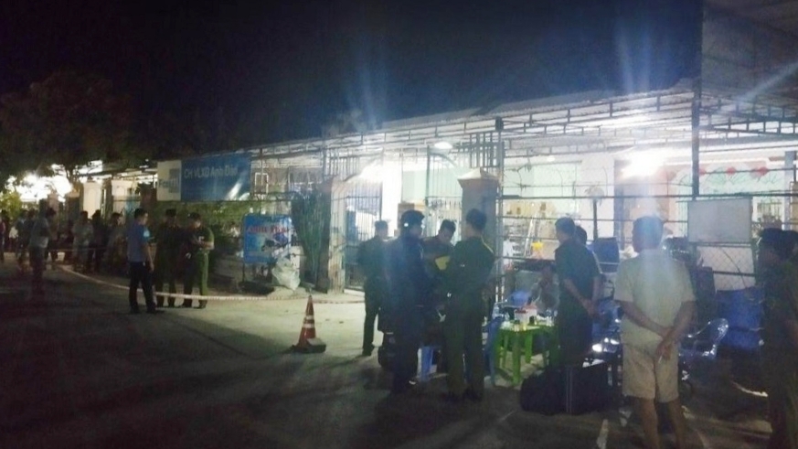 Lực lượng chức năng khám nghiệm hiện trường ngay trong đêm. Ảnh: B.H