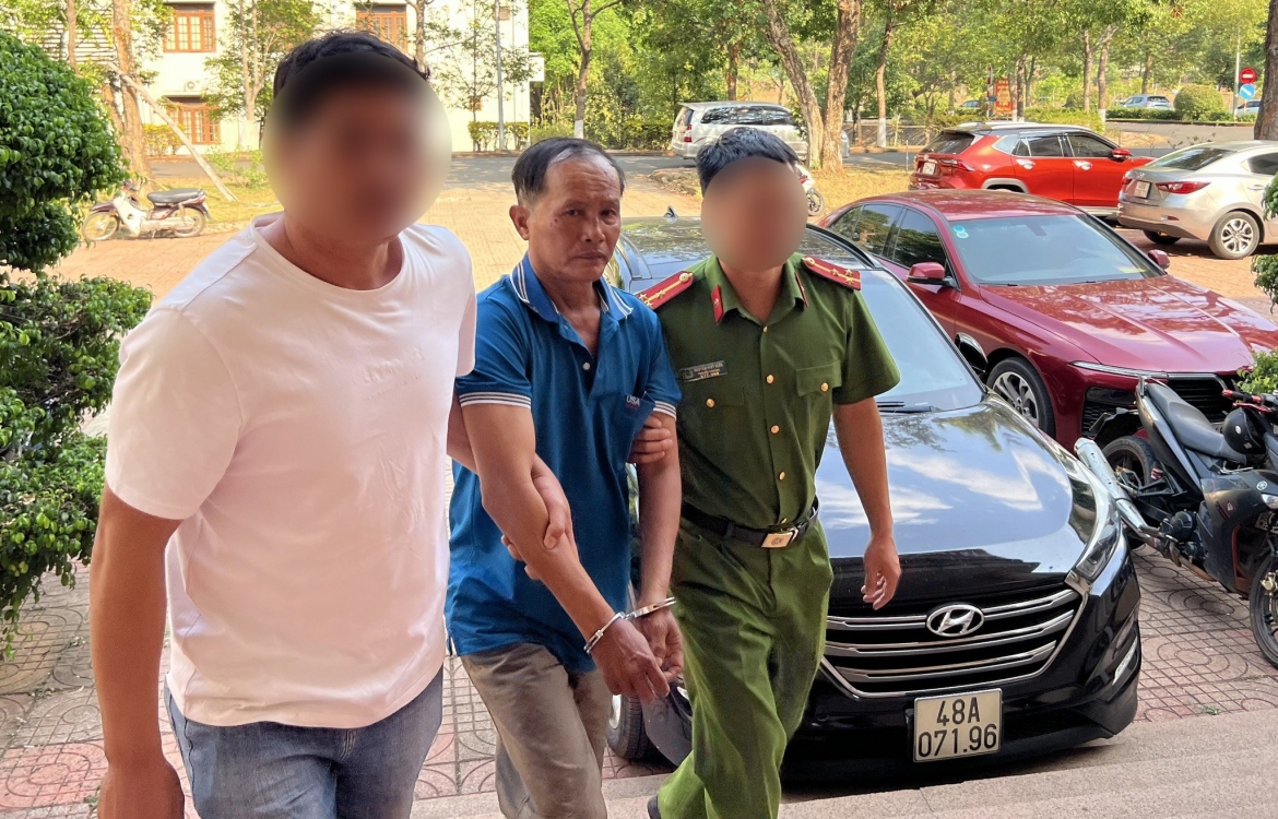 Ngay sau đó đối tượng đã được di lí về Công an tỉnh Đắk Nông phục vụ công tác điều tra. (Ảnh: Công an Đắk Nông cung cấp)