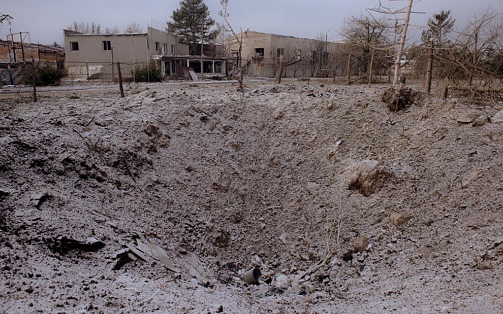 Hố sâu do bom lượn tạo ra. Ảnh: Anadolu.