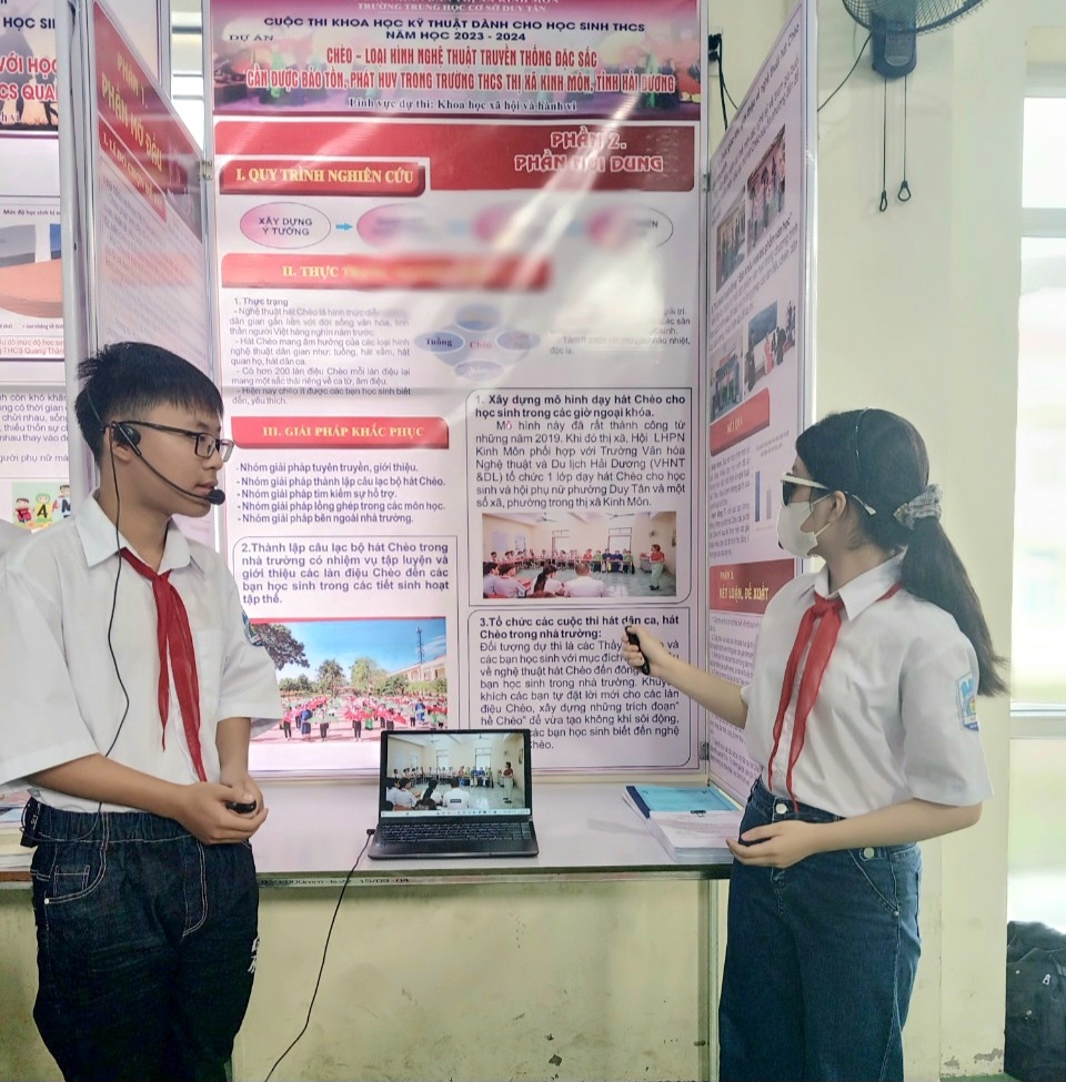 Học sinh trường THCS Duy Tân tham gia Cuộc thi khoa học kỹ thuật dành cho học sinh THCS thị xã Kinh Môn (Hải Dương) vào tháng 10/2023, với đề tài về bảo tồn nghệ thuật hát chèo.