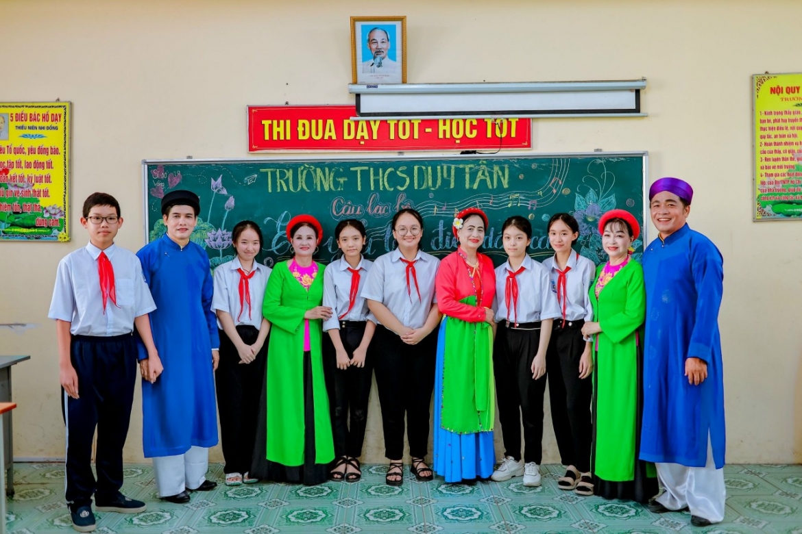 Trường THCS Duy Tân mời CLB chèo tại địa phương về giao lưu với các em học sinh.