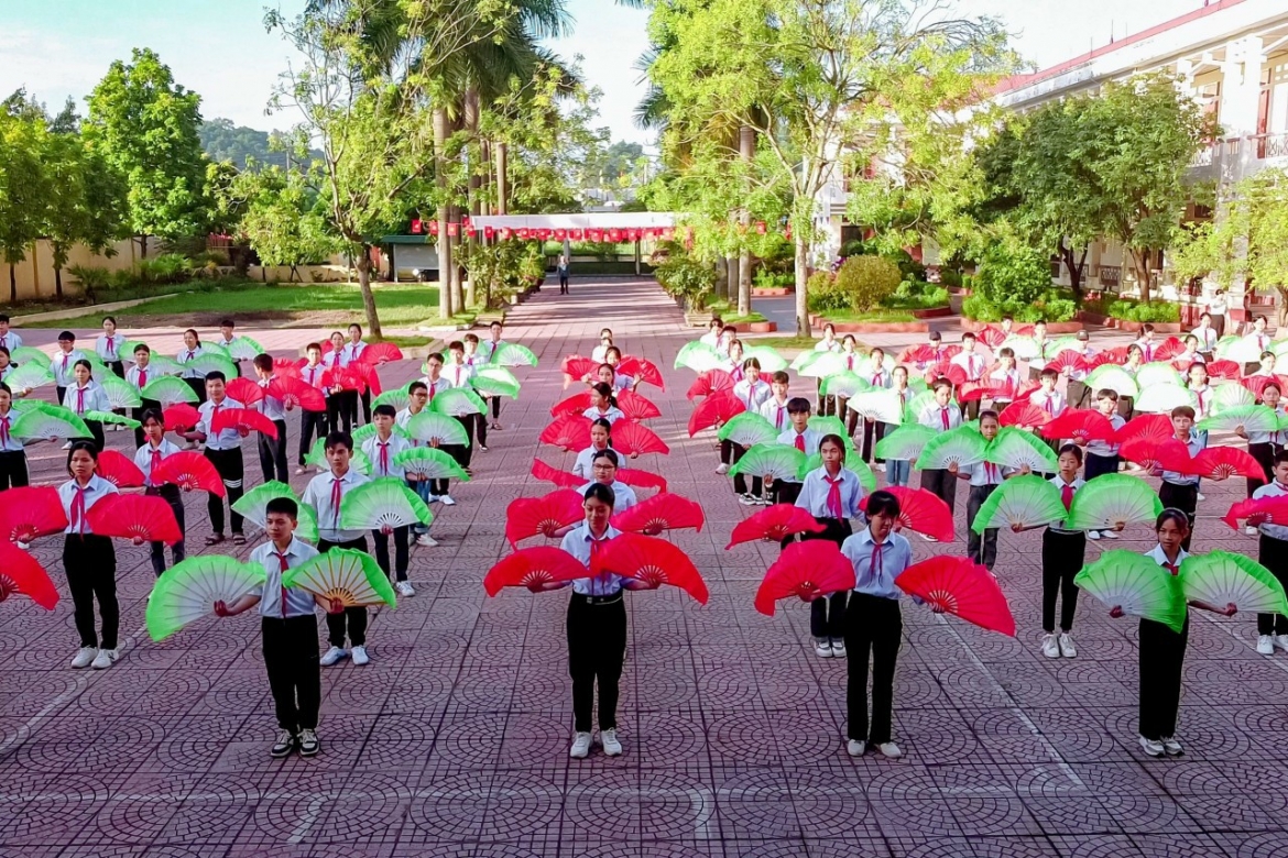 Bài thể dục giữa giờ được các em biến tấu bằng những động tác múa chèo uyển chuyển, nhịp nhàng trên nền nhạc là các làn điệu chèo.