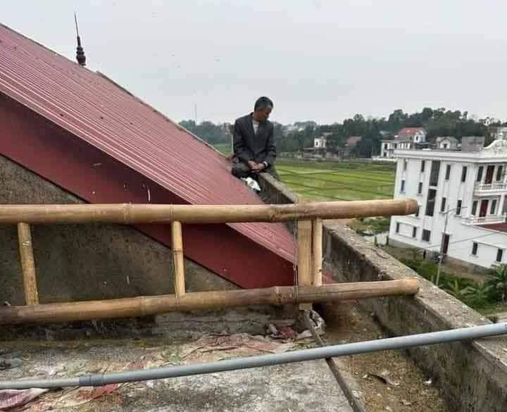 Nghi phạm Nguyễn Văn Tích cố thủ nhiều giờ trên nóc một nhà nghỉ