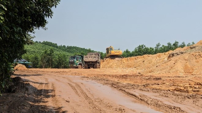 Khai thác đất trái phép tại mỏ đất làm vật liệu san lấp xã Triệu Thượng,
huyện Triệu Phong