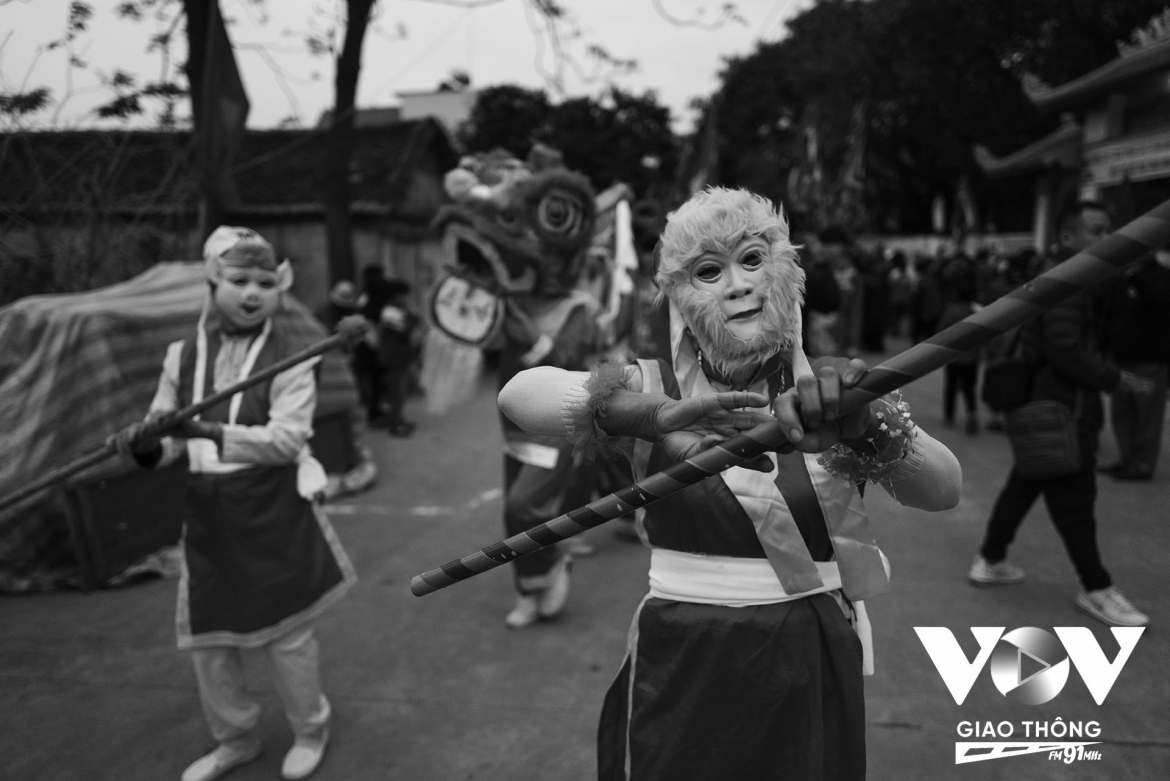 Những lễ hội ở các làng quê bây giờ, dễ dàng nhận thấy người ta mang những hình ảnh, trang phục từ trong phim ảnh ra để thực hành. Thực chất, chúng không hề có một chút ý nghĩa nào về truyền thống văn hóa, mà vô hình chung làm giảm giá trị của những lễ hội ấy (hình ảnh tại một lễ hội ở Bắc Giang 3/2024)
