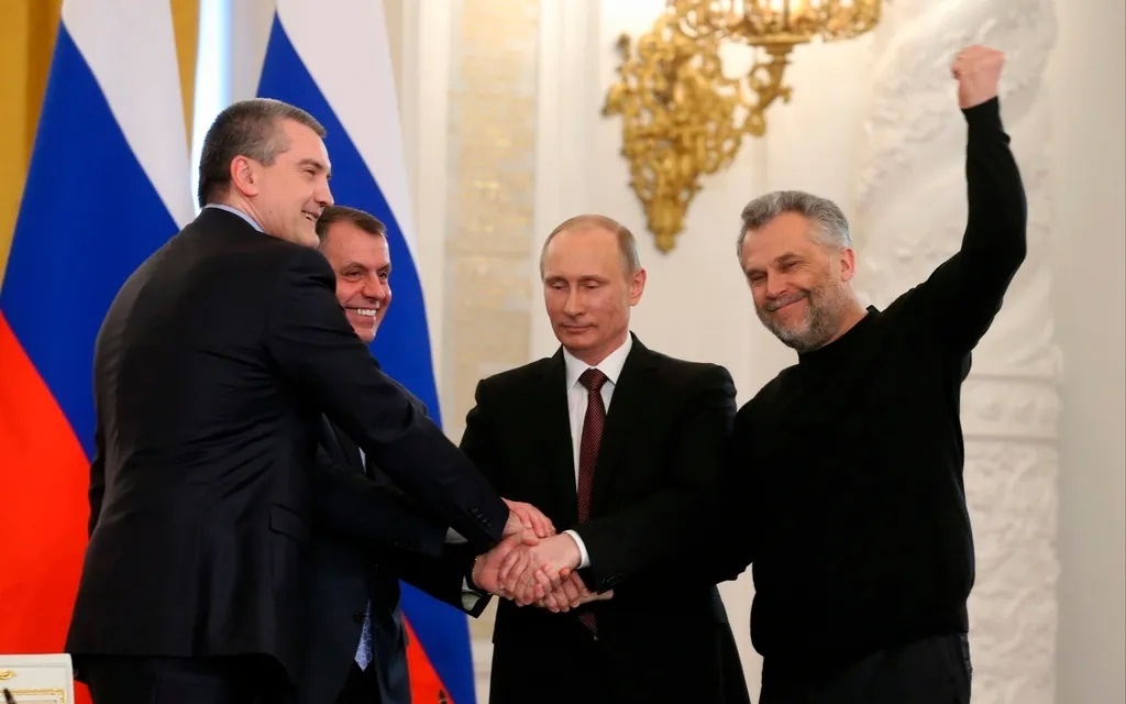 Lãnh đạo Crimea (thân Nga) bắt tay với Tổng thống Nga Putin vào ngày 18/3/2014 sau khi ký Hiệp ước Crimea gia nhập Nga. Ảnh: Sputnik.