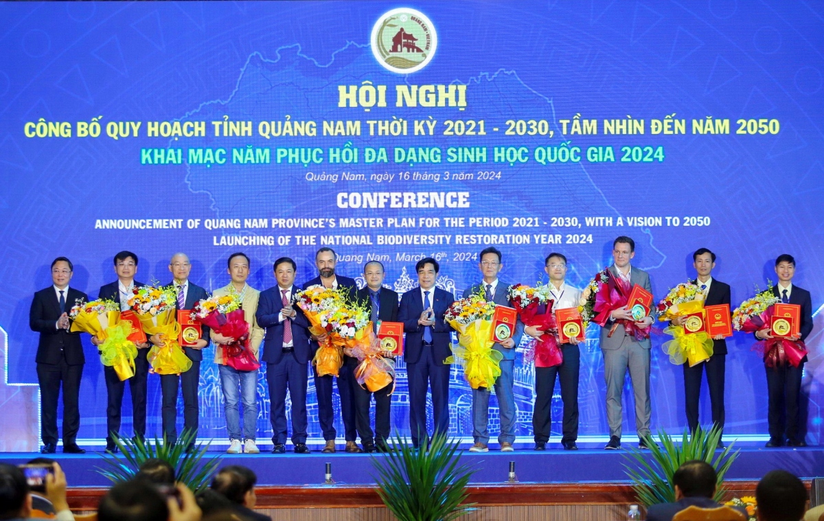 Lãnh đạo tỉnh Quảng Nam trao 1 Quyết định chủ trương đầu tư, 13 Giấy chứng nhận đăng ký đầu tư và 2 Thỏa thuận nghiên cứu địa điểm đầu tư với tổng nguồn vốn đăng ký khoảng 20 ngàn tỷ đồng