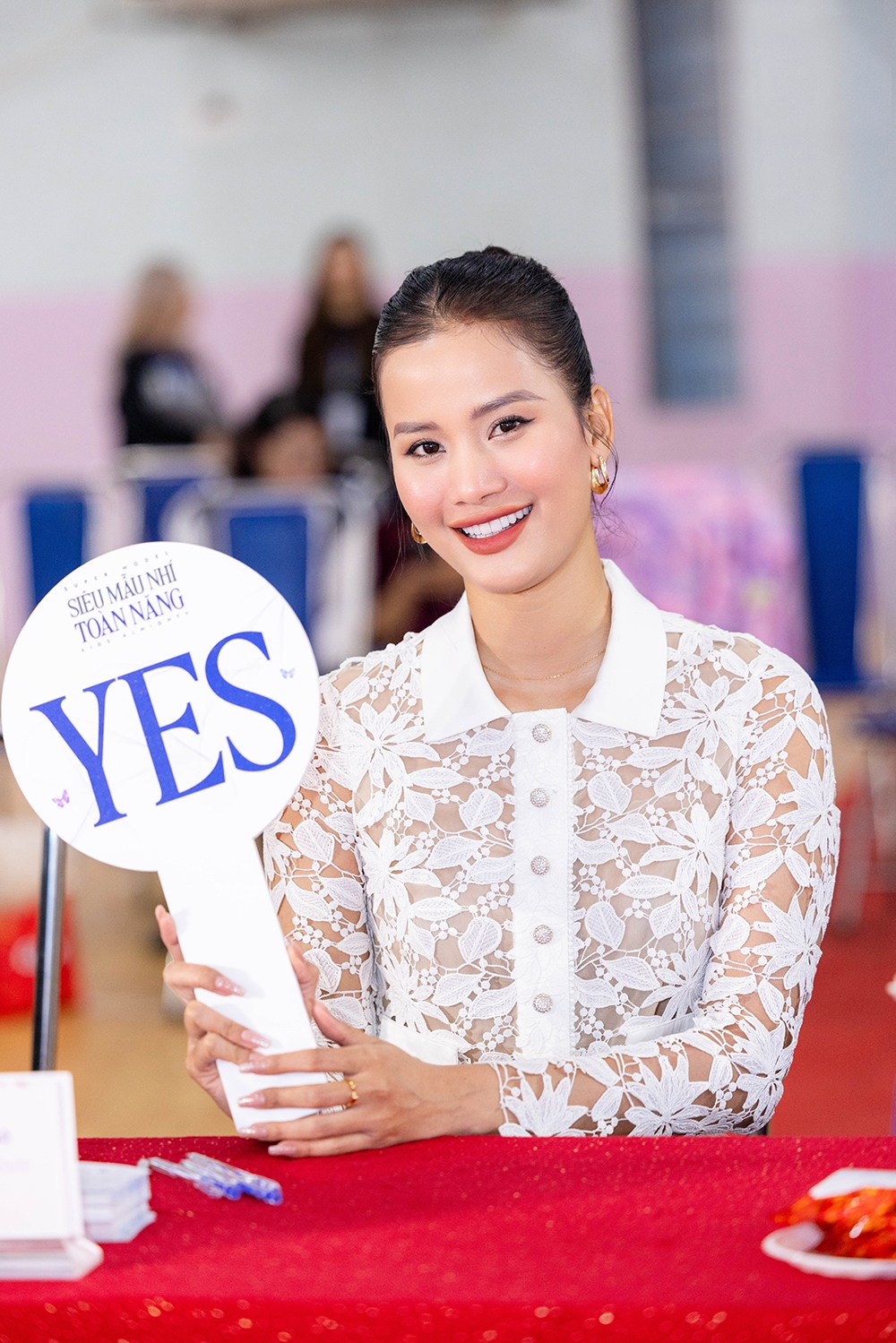Á hậu Hoàn vũ Hương Ly