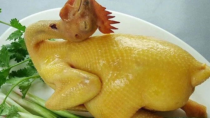 Luộc gà bao nhiêu phút thì chín là băn khoăn của nhiều người. (Ảnh: TasteAtlas)