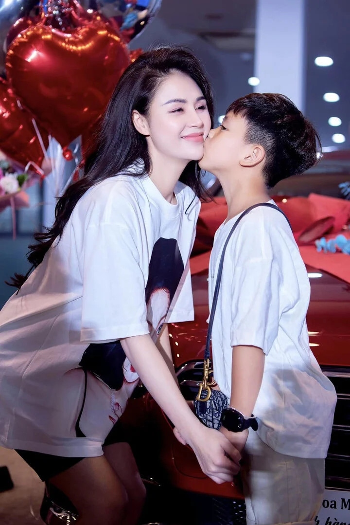 Lương Thu Trang nói khi nhận vai phản diện An Nhiên trong phim 'Trạm cứu hộ trái tim', cô xác định sẽ bị khán giả ghét nhưng vẫn quyết định làm cho tới. Tuy nhiên, điều khiến cô lo sợ nhất là con trai giờ đã lớn nên sẽ đón nhận nhiều luồng ý kiến. "Đọc kịch bản tôi lo cho bản thân một phần thôi nhưng lo cho con thì nhiều. Bởi không chỉ người lớn mà cả các con khi xem cũng phân biệt rõ đâu là người xấu, đâu là người tốt. Con trai hay nghĩ nhưng ít chia sẻ ra bên ngoài nên tôi e ngại việc này ít nhiều ảnh hưởng đến tâm lý của con. Tôi đã phải làm công tác tư tưởng với con trước. Tuy nhiên, vì phim chưa phát sóng nên tất cả vẫn là ẩn số", nữ diễn viên chia sẻ. (Nguồn: VTC News)