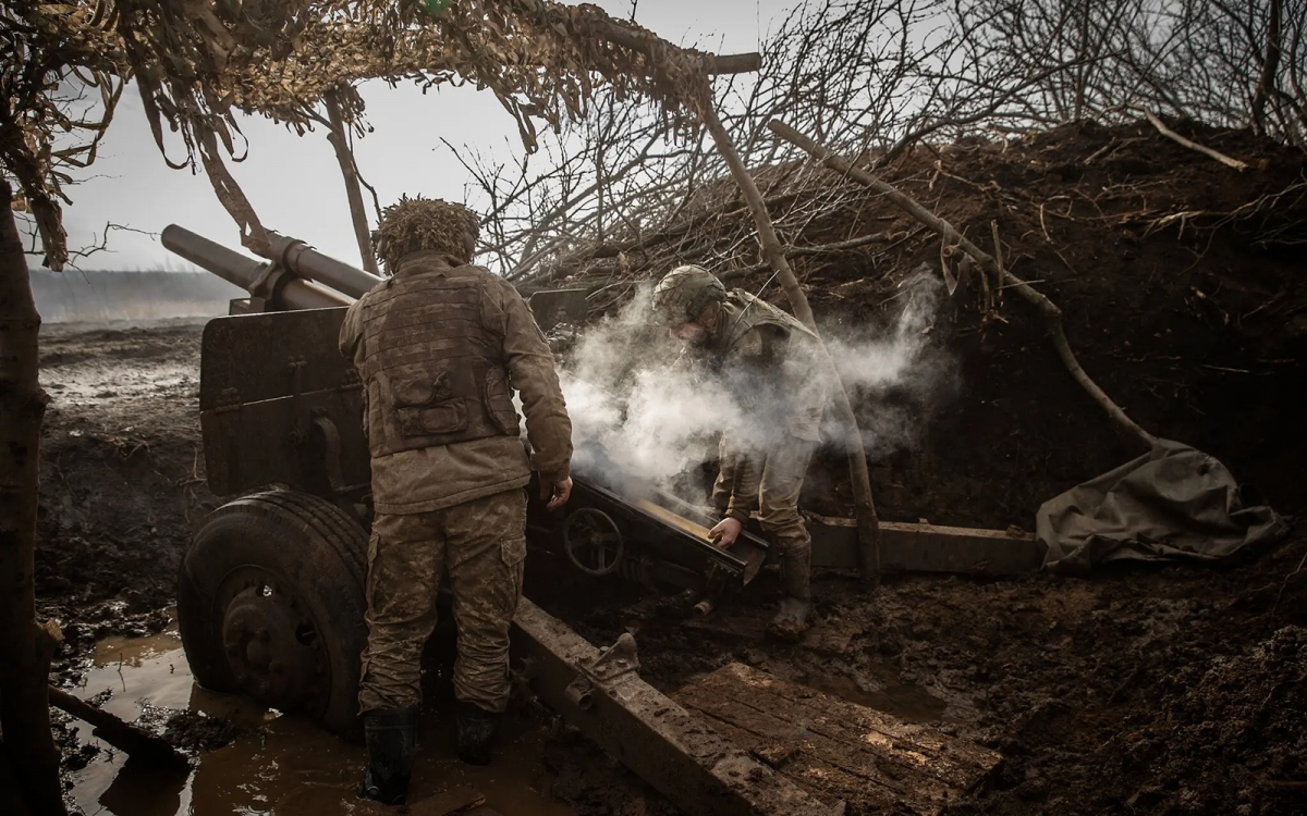 Lựu pháo Ukraine nhả đạn về phía quân Nga trên hướng Avdiivka. Ảnh: Nytimes.