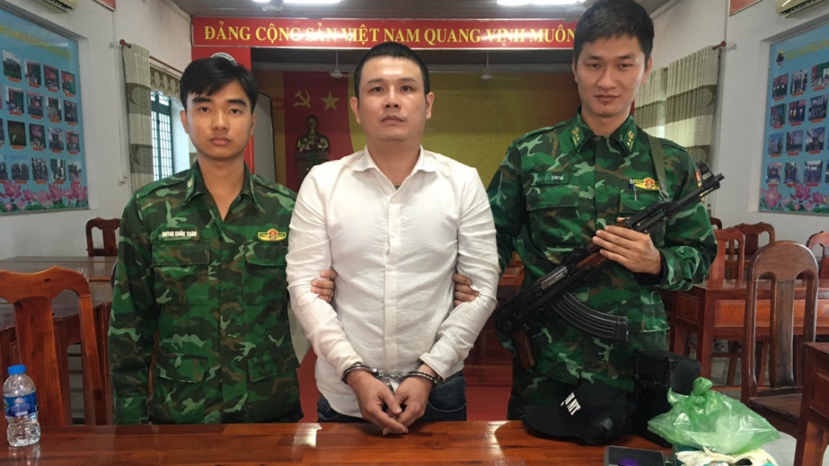 Đối tượng Tùng cùng tang vật (ảnh L.Q)