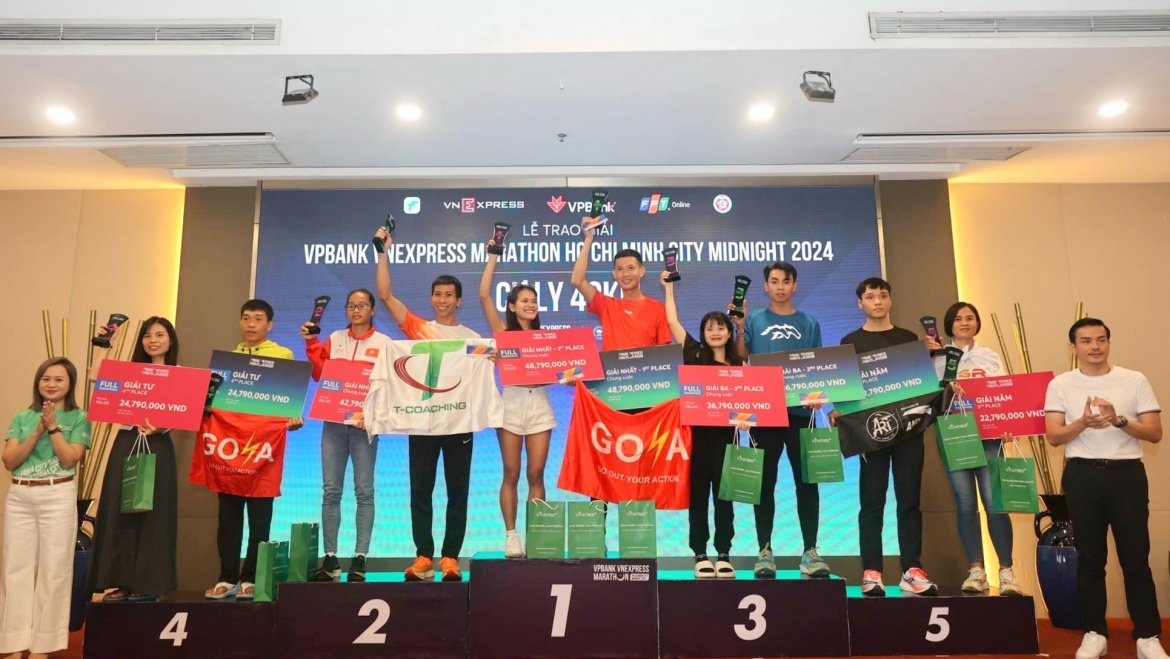 Ông Nguyễn Nam Nhân (phải) và bà Nguyễn Thùy Dương (trái) trao giải vô địch cự ly 42km (Ảnh: BTC)