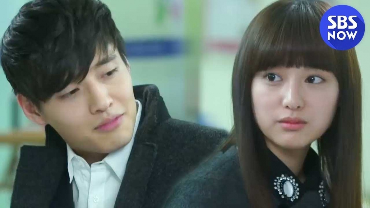 Trong “The Heirs”, Kim Ji Won vào vai Yoo Rachel - cô tiểu thư sang trọng, được ví như Paris Hilton.