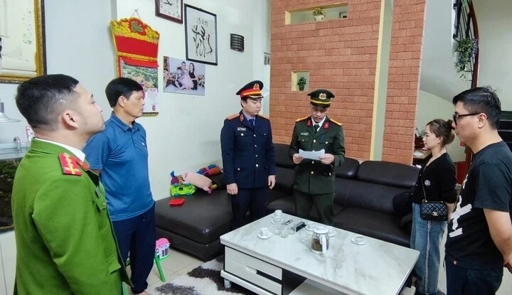 Cơ quan An ninh điều tra, Công an tỉnh Hà Nam khám xét chỗ ở và nơi làm việc của bị can trong vụ án (Ảnh: CACC)