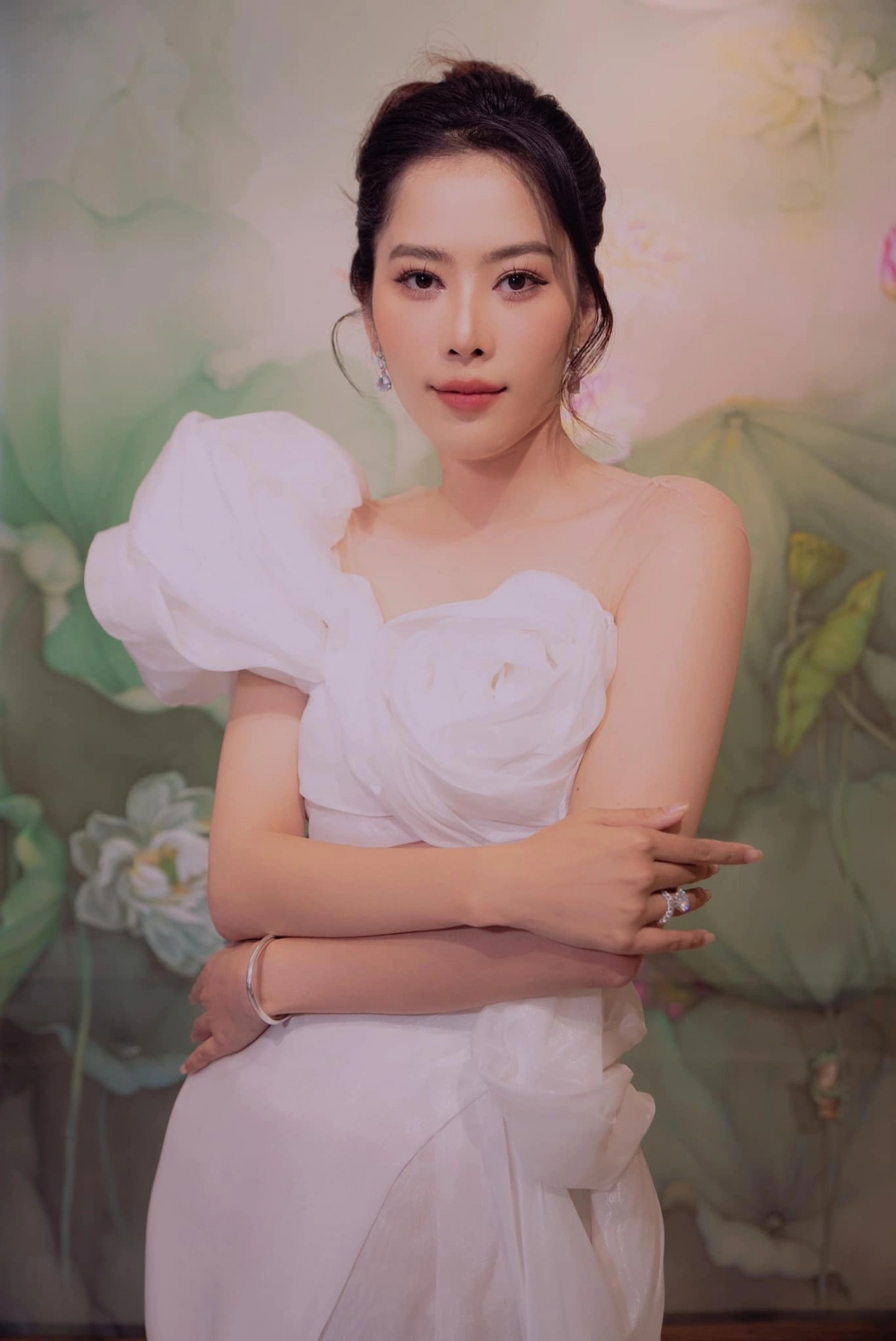 "Những phát ngôn của Nam Em gây ảnh hưởng không nhỏ đến uy tín của cuộc thi, đặc biệt là trong lúc cuộc thi chuẩn bị khởi động trở lại. Trong thời gian qua, chúng tôi nhận được rất nhiều phản ánh từ dư luận về việc xem xét lại vai trò, trách nhiệm của Nam Em đối với cuộc thi", Ban Tổ chức Hoa hậu Đồng bằng sông Cửu Long chia sẻ. Đơn vị này cũng nhấn mạnh, Nam Em đã nhiều lần từ chối tham gia các hoạt động của Hoa hậu Đồng bằng sông Cửu Long dù vẫn đương nhiệm.
Khi phóng viên đặt vấn đề về việc liệu Nam Em có bị tước danh hiệu Hoa khôi Đồng bằng sông Cửu Long trước những ồn ào vừa qua, Ban Tổ chức cho biết, hiện tại đơn vị chưa thể đưa ra phản hồi về việc này. (Nguồn: Dân trí)