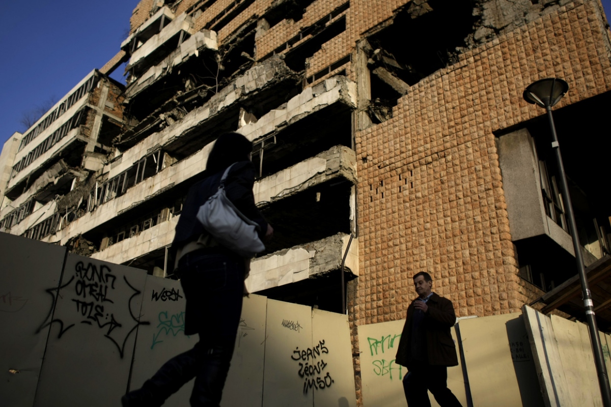 Một tòa nhà trụ sở của quân đội Serbia bị phá hủy một phần trong cuộc dội bom của NATO năm 1999. Bức ảnh do AP chụp ngày 24/3/2011.