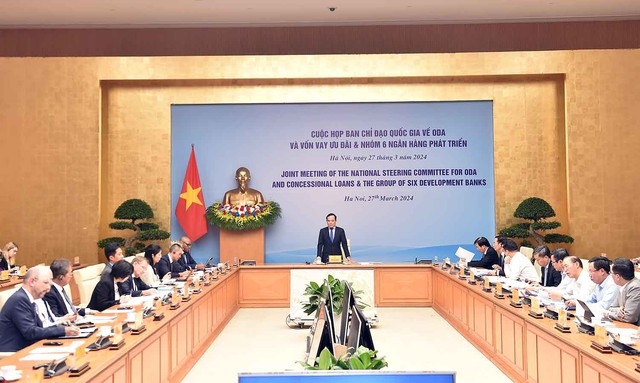 Phó Thủ tướng Trần Lưu Quang làm việc với nhóm 6 ngân hàng phát triển (Ảnh: Chinhphu.vn)