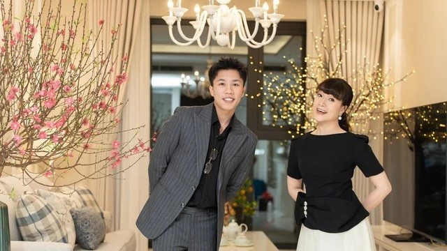 Nghệ sĩ Vân Dung xúc động nhắc về những năm tháng làm nghề, có một người đàn ông đã làm thay đổi cuộc đời chị. "Ngày xưa trong 4 năm học, khi tất cả các bạn ở lớp mẹ ai cũng được mời đi làm phim, làm tiểu phẩm thì không ai mời mẹ cả. Tiếp tục sau 4 năm ra trường cũng không ai mời mẹ. Chỉ duy nhất một người đàn ông, gọi điện cho mẹ và đó là một người làm thay đổi toàn bộ cuộc đời của mẹ. Một người đàn ông vừa có tài, vừa trẻ, rất đẹp trai, vừa đáng yêu", Vân Dung từng chia sẻ với con trai như vậy để động viên con trên con đường phát triển sự nghiệp.
Và theo Vân Dung bật mí, người đàn ông mà chị luôn biết ơn chính là đạo diễn Đỗ Thanh Hải. "Đến bây giờ trong suốt cuộc đời làm nghề, tôi rất biết ơn người ấy, biết ơn lắm. Một người anh, một người đạo diễn giỏi, không chỉ đối với tôi mà với tất cả đội hài, đội Táo quân và thêm rất nhiều diễn viên cả trong Nam ngoài Bắc nữa. Đó là anh Hải (đạo diễn Đỗ Thanh Hải). Người đàn ông đó ảnh hưởng đến toàn bộ sự nghiệp của tôi trong suốt mấy chục năm làm nghề", cô chia sẻ. (Nguồn: Thanh Niên)