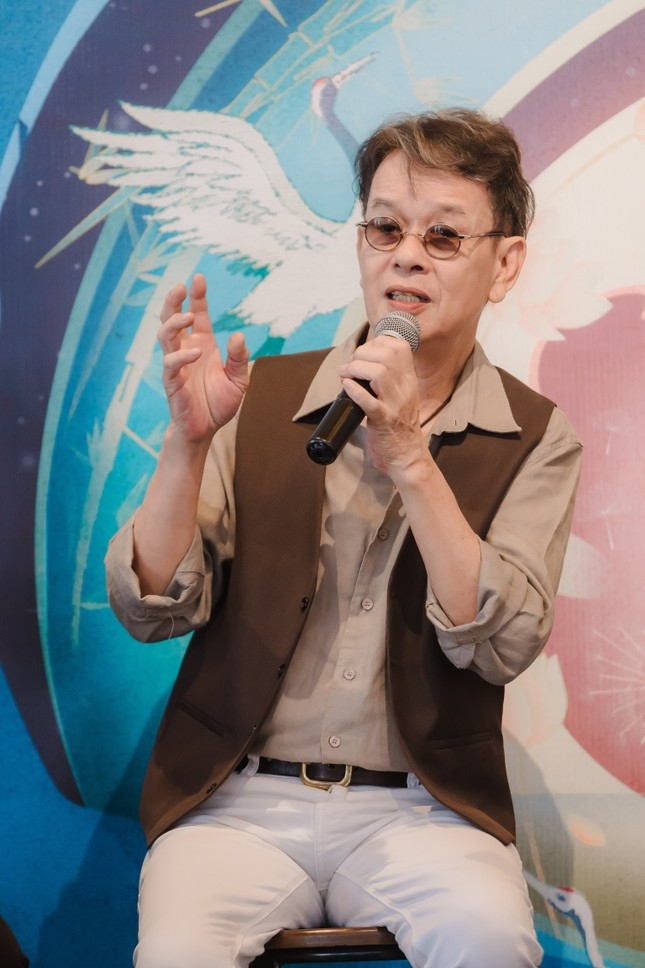 Nhạc sĩ Đức Huy chọn lời hát "Những gì đến tự nhiên" để đặt tên cho đêm nhạc sẽ diễn ra tại Hà Nội. Đây cũng là quan điểm sống mà ông muốn truyền đến cho khán giả: Hãy để mọi thứ diễn ra một cách tự nhiên, đừng cưỡng cầu. Sắp bước sang tuổi 77 nhưng ông cho hay vẫn để các tế bào hoạt động tự nhiên mà không dùng viên thuốc nào. 
Nói về người vợ kém 40 tuổi, nhạc sĩ chia sẻ: "Cô ấy chăm sóc tôi ghê lắm. Tại cô biết thời gian sống của tôi không còn bao nhiêu, cô rất trân quý, luôn dành tối đa thời gian cho tôi. Biết tôi đang ngày một già yếu thành ra đang từ một người không thích đọc sách, cô ấy trở thành một chuyên viên dinh dưỡng, đi tìm hiểu những gì tự nhiên nhất để giúp chồng giữ sức khỏe". (Nguồn: Tiền Phong)