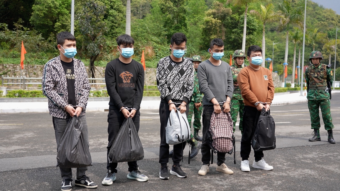 Nhóm 5 đối tượng người Trung Quốc được trao trả cho lực lượng chức năng nước bạn theo quy định