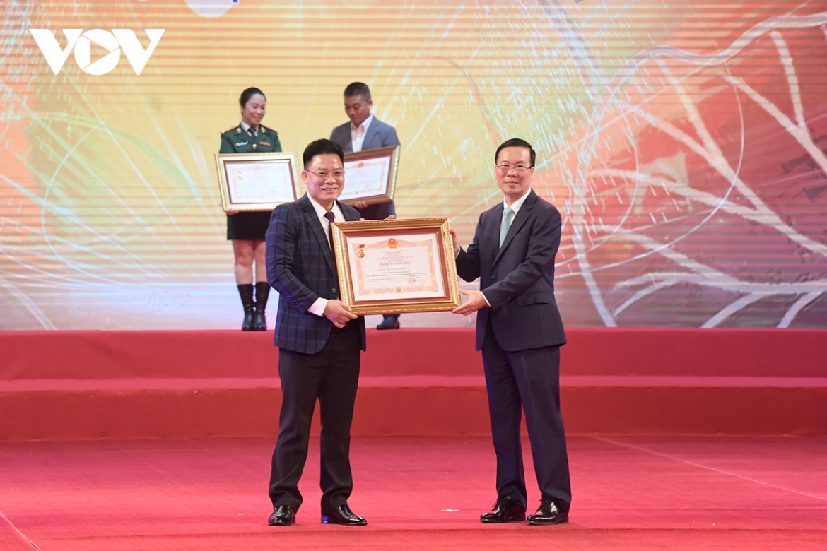 NSND Văn Chương hiện giữ chức vụ Trưởng ban Âm nhạc (VOV3) của Đài Tiếng nói Việt Nam.