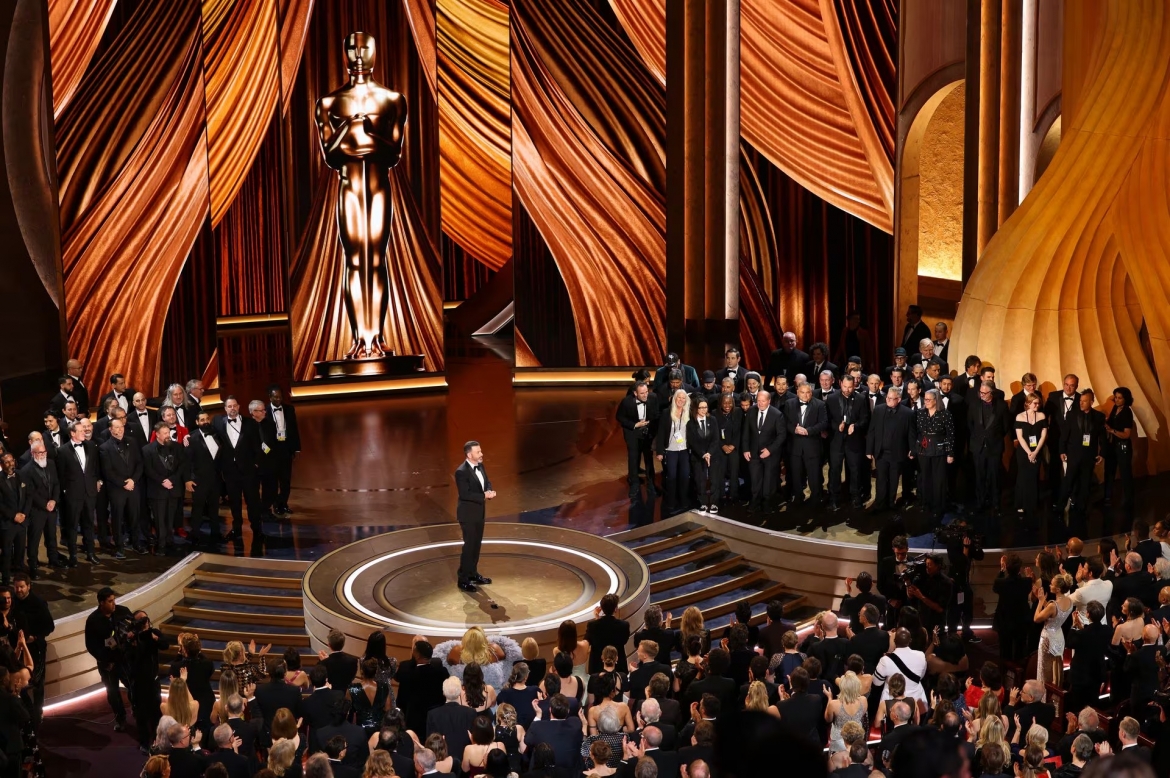 Lễ trao giải Oscar lần thứ 96 diễn ra ở Nhà hát Dolby, Los Angeles, Mỹ, quy tụ dàn sao khắp thế giới tham dự. Danh hài Jimmy Kimmel lần thứ 4 đảm nhiệm vị trí dẫn chương trình. Trên mạng xã hội, Cựu Tổng thống Mỹ Donald Trump chê bai Jimmy Kimmel dẫn dắt lễ trao giải Oscar 2024, gọi nam diễn viên là người dẫn chương trình tệ nhất. Khi đang đứng trên sân khấu Oscar, danh hài rút điện thoại ra đọc bài đăng này cho cả khán phòng đầy sao hạng A nghe và công khai chế giễu ông Trump.