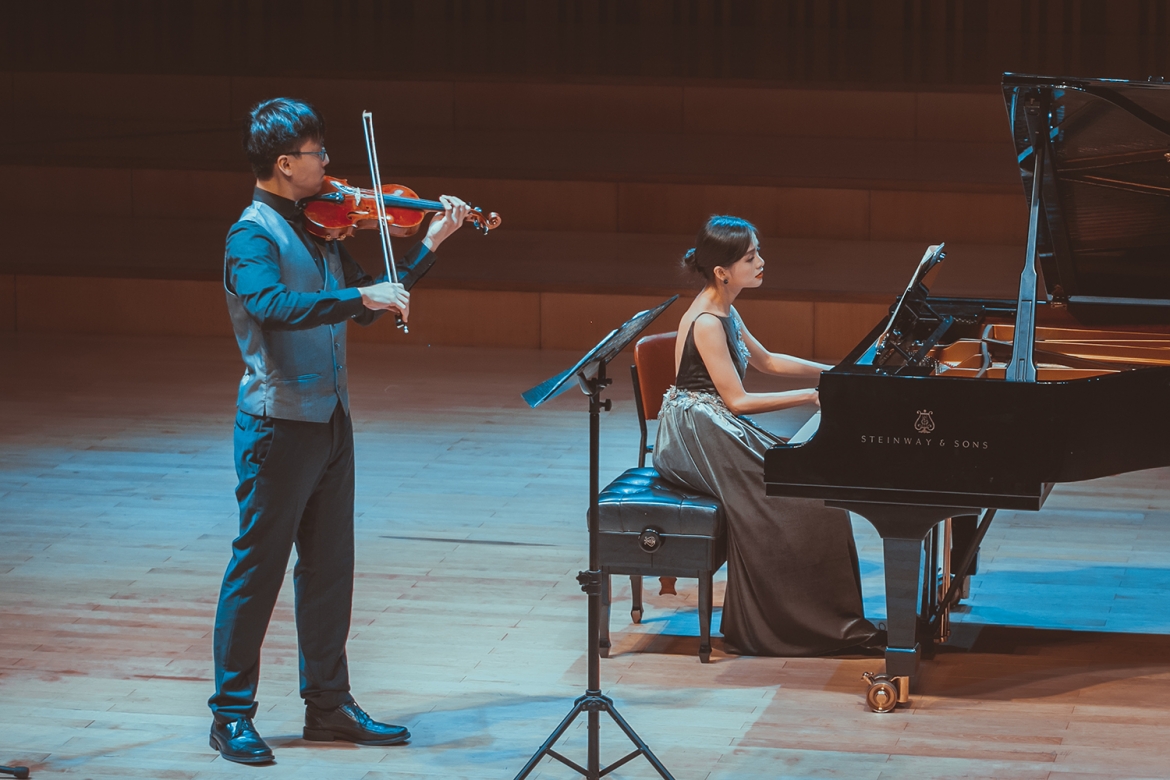 Pianist Trần Lê Bảo Quyên, người sở hữu bộ sưu tập tranh 12 con giáp của danh họa Nguyễn Tư Nghiêm sáng tác từ năm 1993 đến năm 2011.