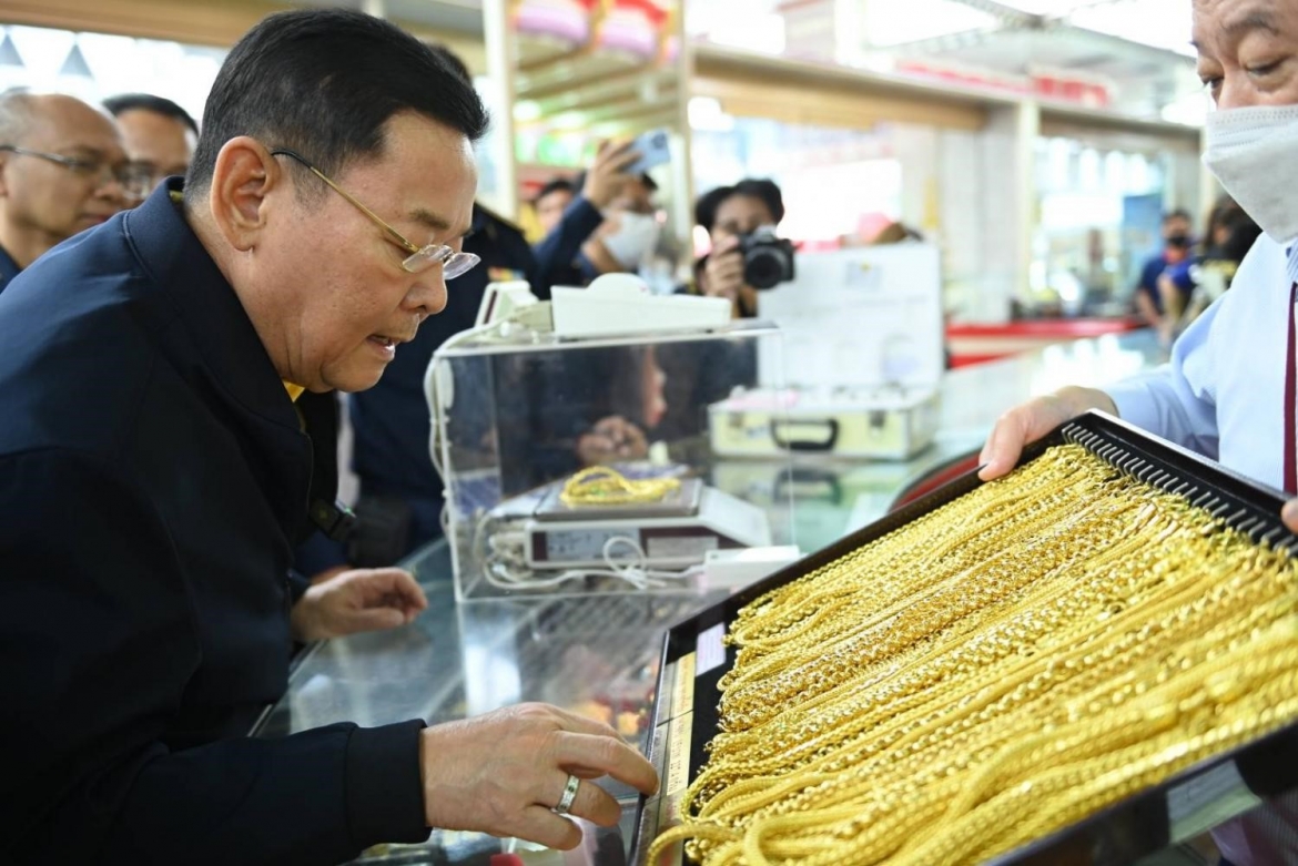 Đoàn công tác Bộ Thương mại Thái Lan kiểm tra một cửa hàng bán vàng tại khu vực Yaowarat, China Town, Bangkok (Ảnh: Bangkok Post)
