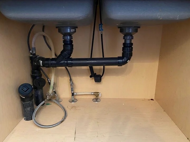 Việc xả nước nóng trực tiếp xuống ống thoát nước bằng nhựa sẽ làm mềm hoặc chảy các mối nối của đường ống. (Ảnh: Reddit)