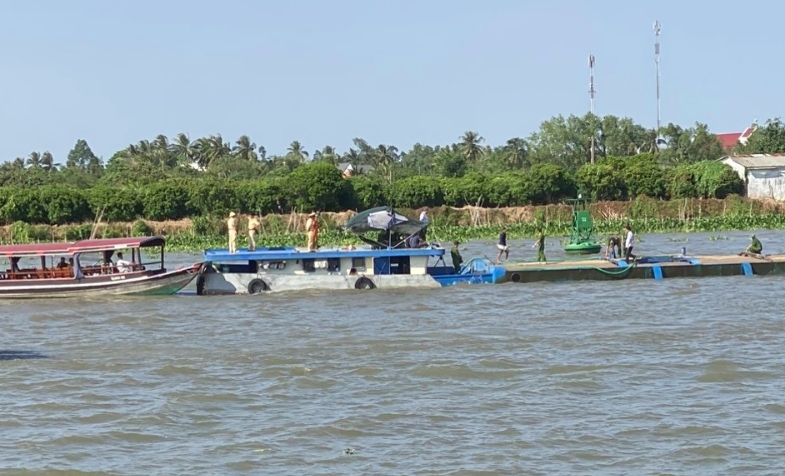 Sà lan "khủng" chở đầy cát không rõ nguồn gốc, xuất xứ.