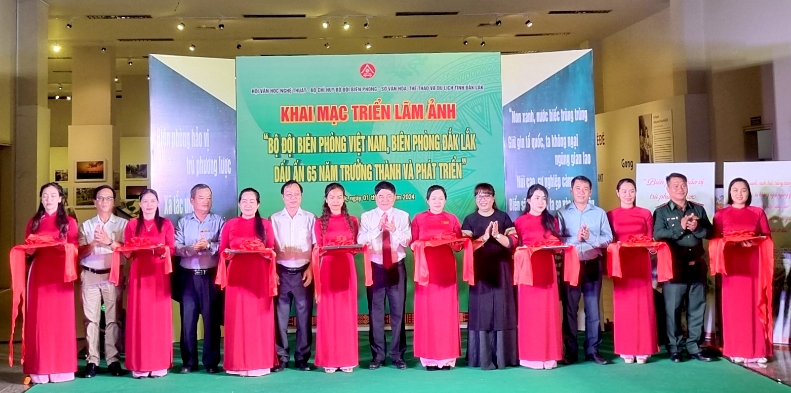 Các đại biểu cắt băng khai mạc triển lãm "Bộ đội Biên phòng Việt Nam, Biên phòng Đắk Lắk - Dấu ấn 65 năm trưởng thành và phát triển"