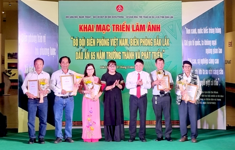 Trao chứng nhận các tác giả có tác phẩm được triển lãm